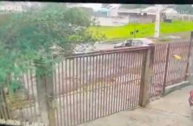 Câmera flagra batida entre Gol e moto em cruzamento de Cascavel