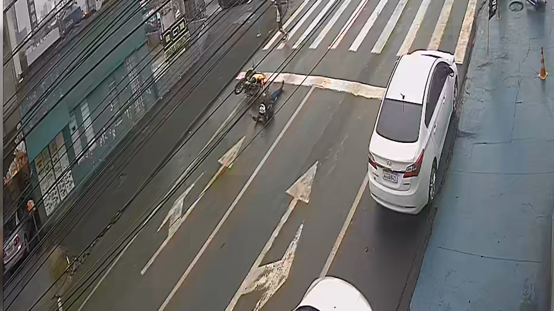Câmera registra acidente que deixou motociclista ferida após susto na Rua Jorge Lacerda, em Cascavel