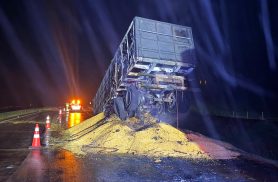 Bitrem carregado com milho pega fogo e interdita faixa da BR-163 em Cascavel