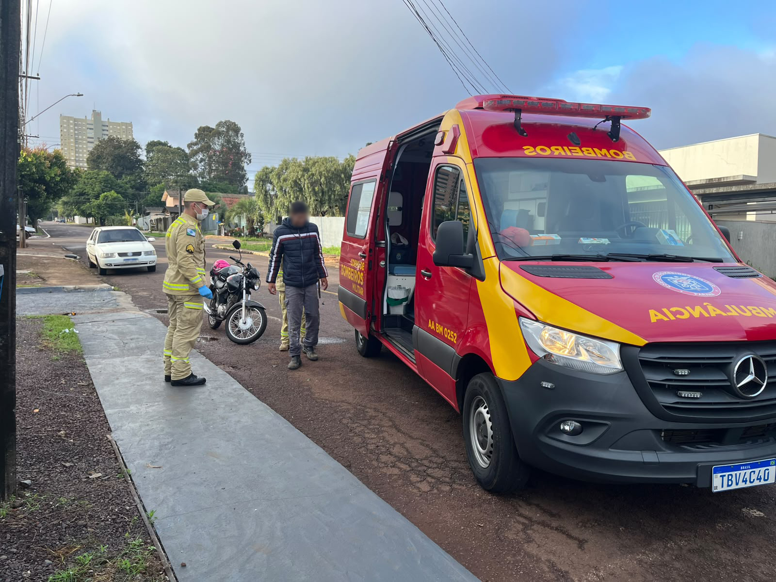 Motociclista bate em carro estacionado e é socorrido pelo Siate no Bairro Cancelli, em Cascavel