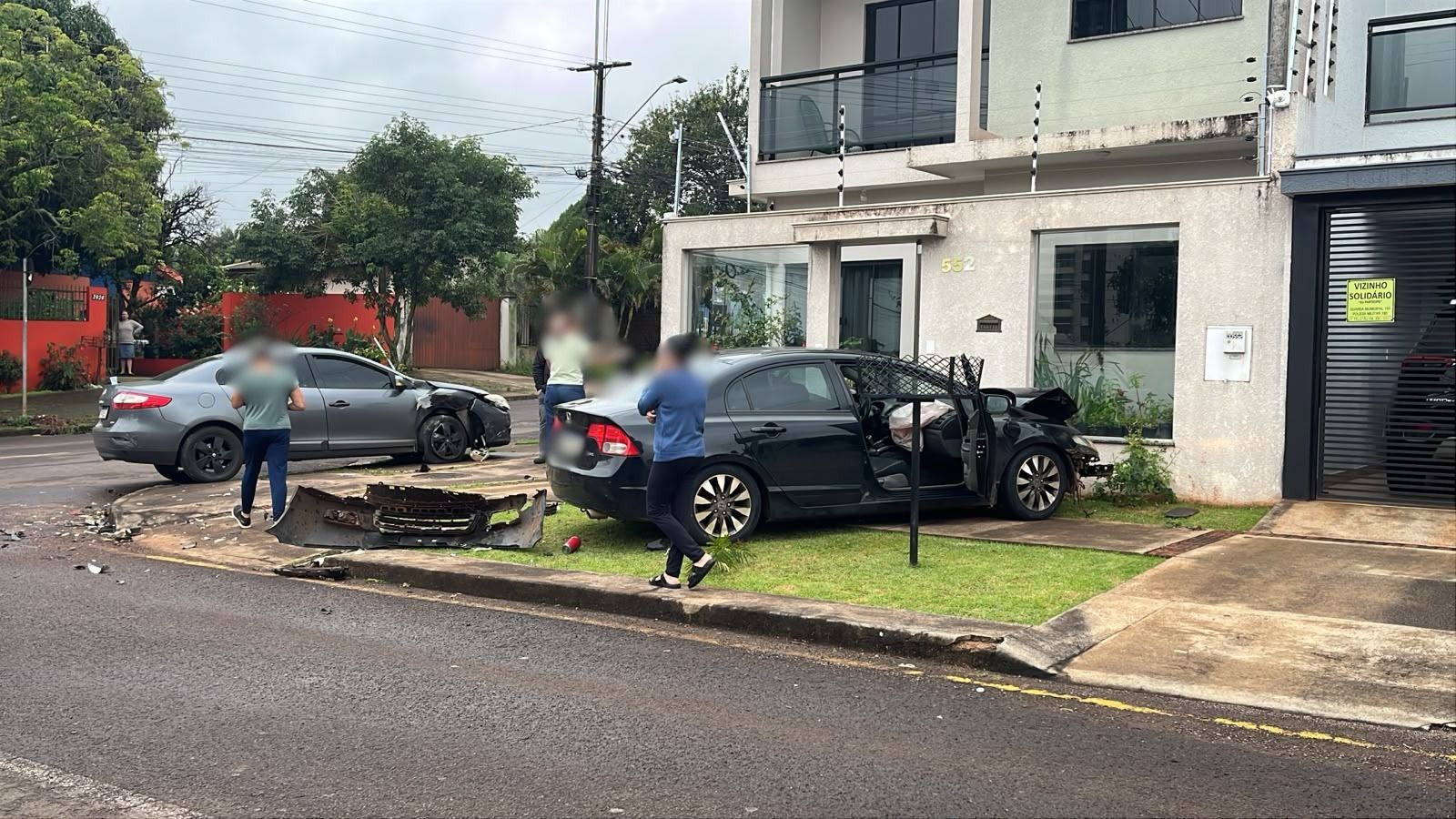 Civic e Fluence vão parar na calçada após colisão no Bairro Coqueiral; Siate atende vítimas