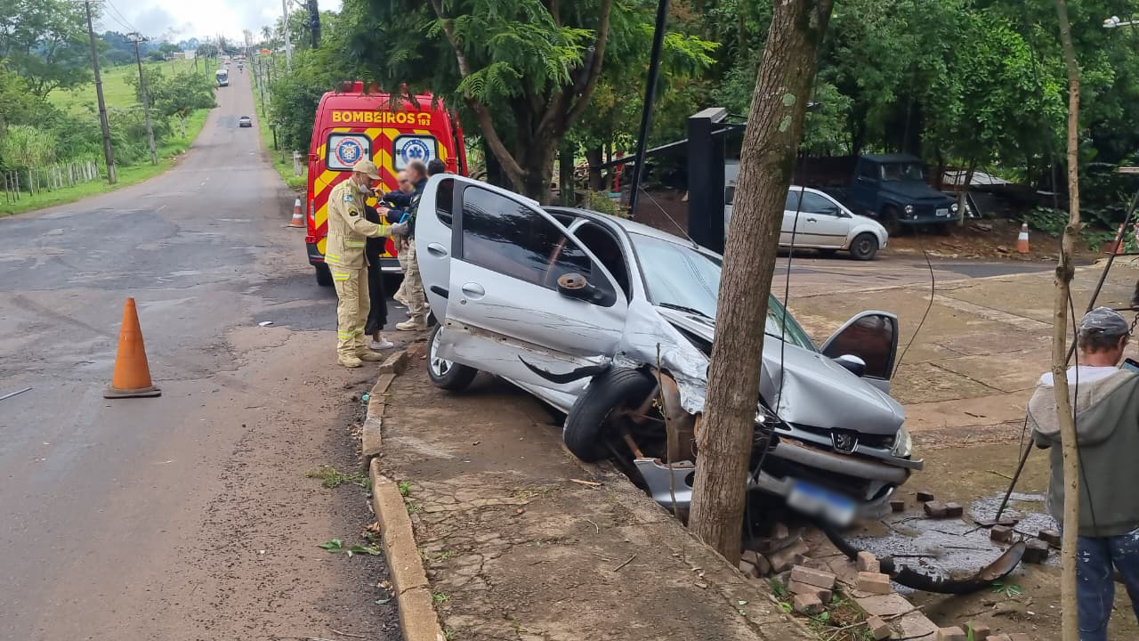 Toro e Peugeot 206 batem no Turisparque em Cascavel