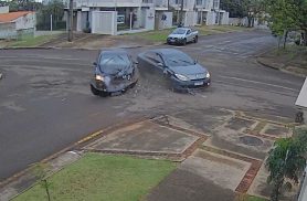 Câmera flagra Fluence cruzando preferencial em forte colisão com Civic no Bairro Coqueiral