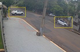 Pedestres quase são atingidos por Peugeot após acidente com Toro no Turisparque em Cascavel