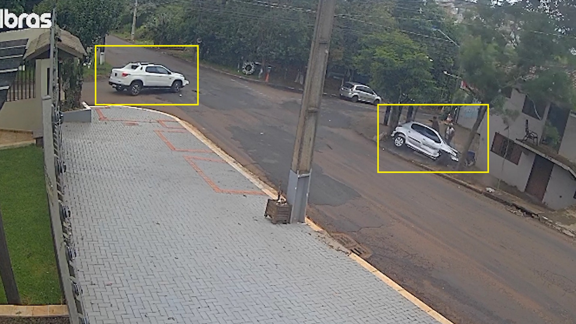 Pedestres quase são atingidos por Peugeot após acidente com Toro no Turisparque em Cascavel