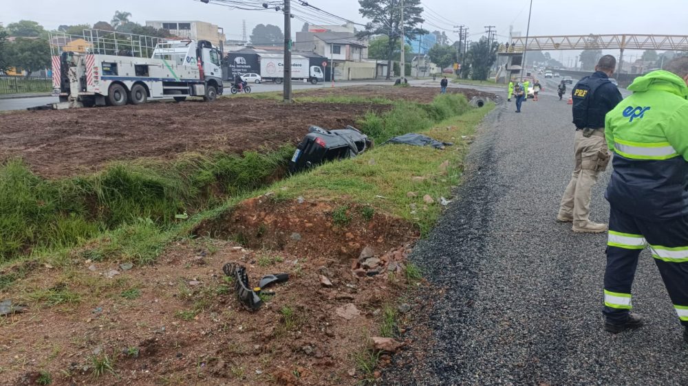 Imagem referente a Passageira morre e motorista fica gravemente ferido após capotamento na BR-277