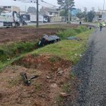 Passageira morre e motorista fica gravemente ferido após capotamento na BR-277 Imagem relativa a Passageira morre e motorista fica gravemente ferido após capotamento na BR-277