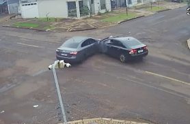 Novo ângulo de câmera mostra acidente entre Civic e Fluence no Bairro Coqueiral em Cascavel