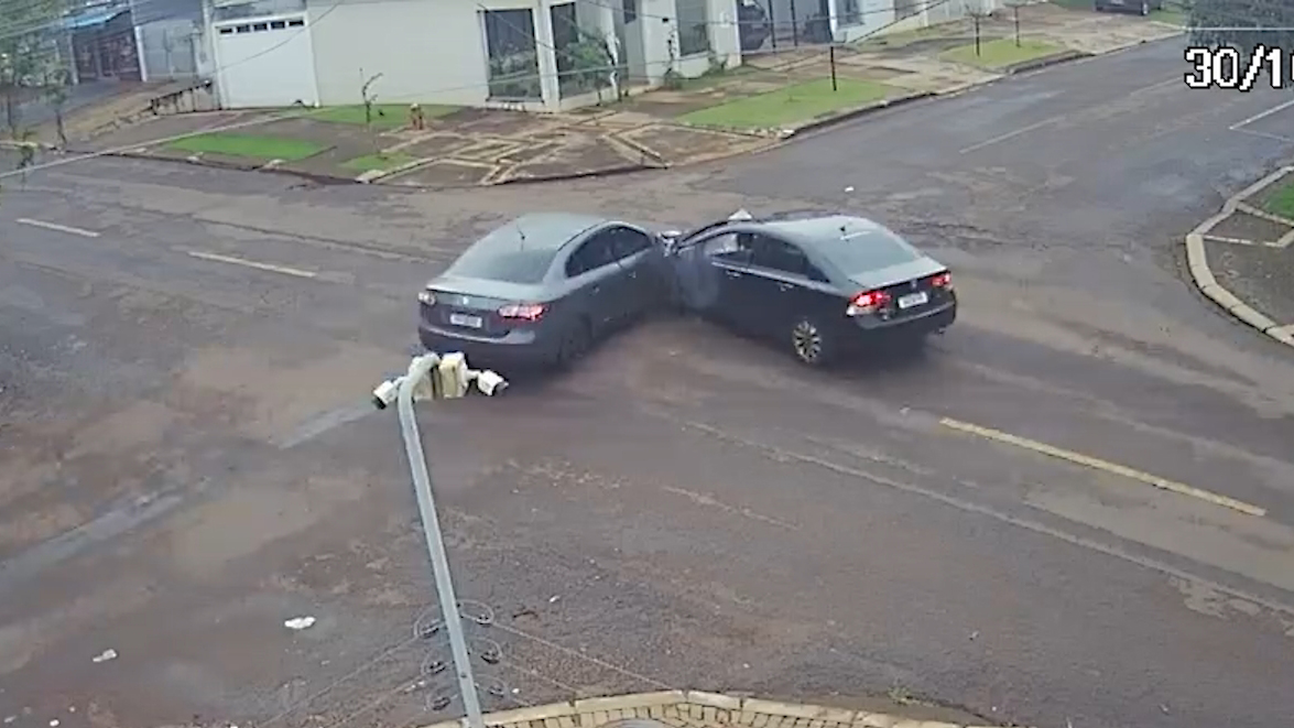 Novo ângulo de câmera mostra acidente entre Civic e Fluence no Bairro Coqueiral em Cascavel