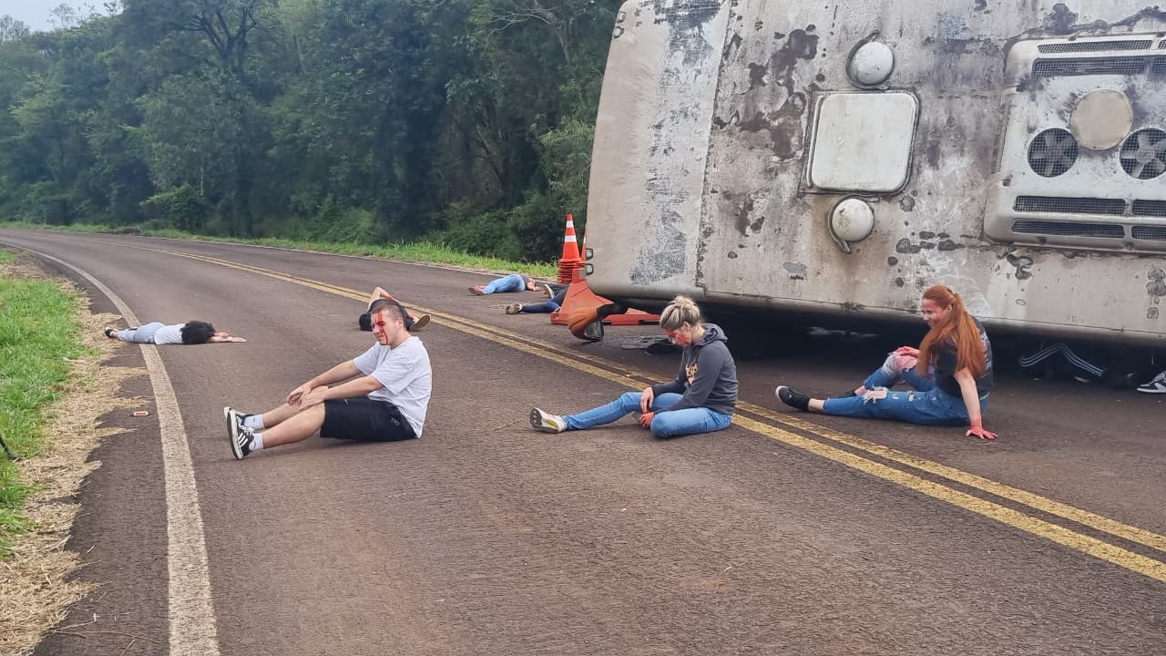 Várias equipes são mobilizadas para resgatar 21 vítimas em simulado de colisão entre ônibus e caminhão