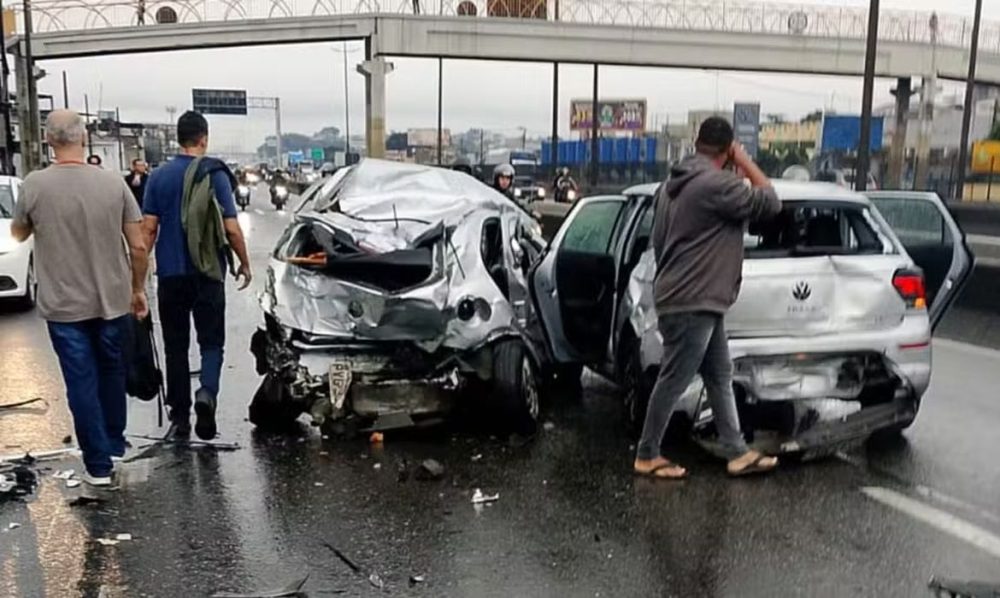 Imagem referente a Motorista infarta, e engavetamento de 20 veículos deixa feridos no Rio