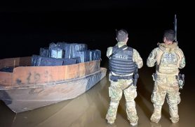 Embarcação com 50 caixas de cigarros contrabandeados é apreendida em Itaipulândia