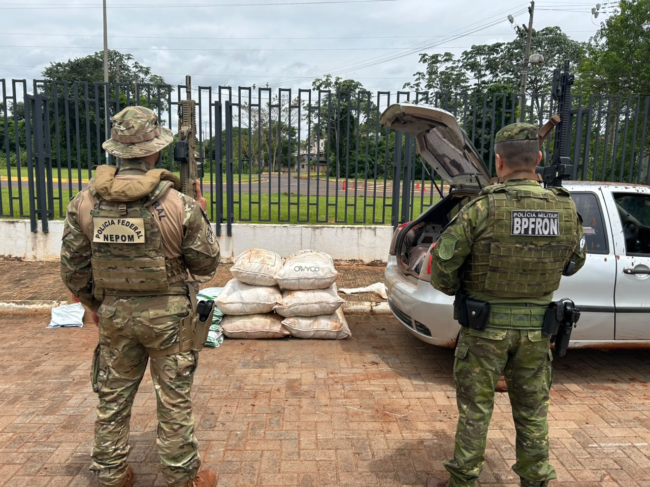 BPFRON e Polícia Federal apreendem agrotóxicos e cigarros contrabandeados em Guaíra