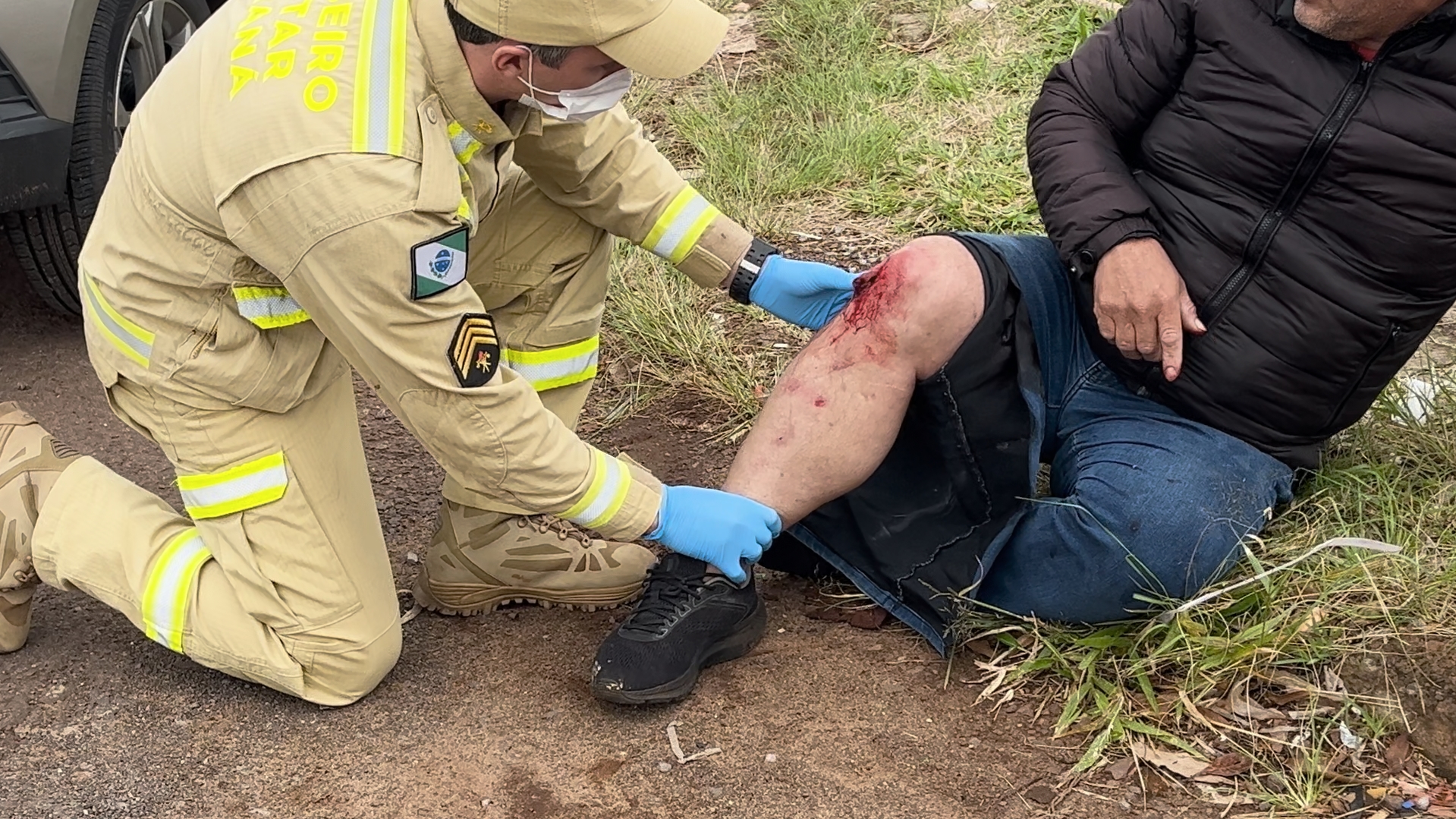 Batida entre moto e HB20 deixa homem de 50 anos ferido no bairro Pacaembu, em Cascavel