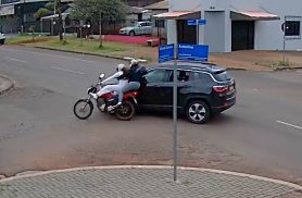 Veja momento em que Jeep atinge moto e deixa mulheres feridas no bairro São Cristóvão Veja momento em que Jeep atinge moto e deixa mulheres feridas no bairro São Cristóvão