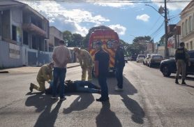 Colisão entre Fiorino e moto deixa motociclista ferido e trânsito complicado no Centro Colisão entre Fiorino e moto deixa motociclista ferido e trânsito complicado no Centro