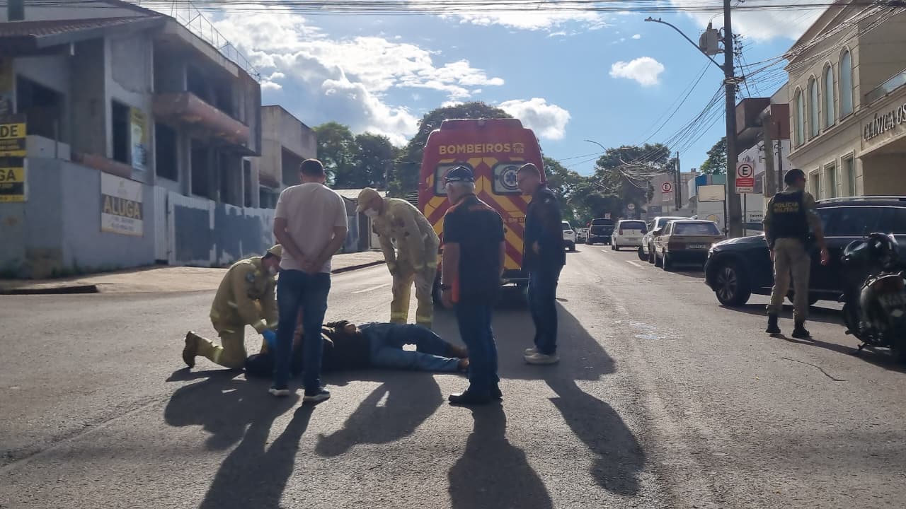 Colisão entre Fiorino e moto deixa motociclista ferido e trânsito complicado no Centro