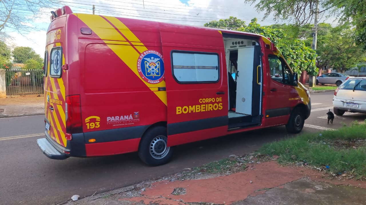 Mulher é socorrida pelo Siate após cair de moto na Rua Galileu em Cascavel