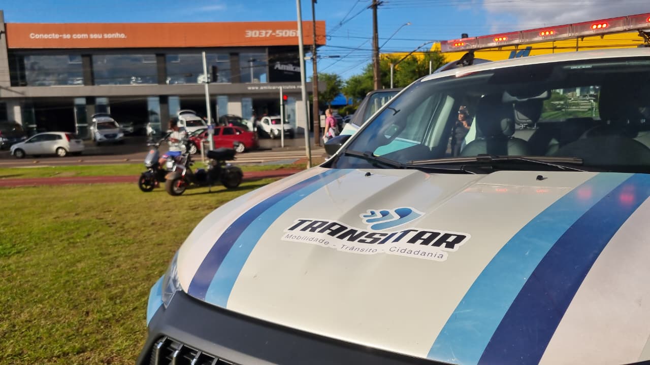 Transitar faz fiscalização e aborda motociclistas que circulam sem capacete