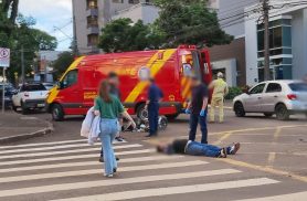Acidente entre carro e moto elétrica é registrado em cruzamento perigoso no Centro