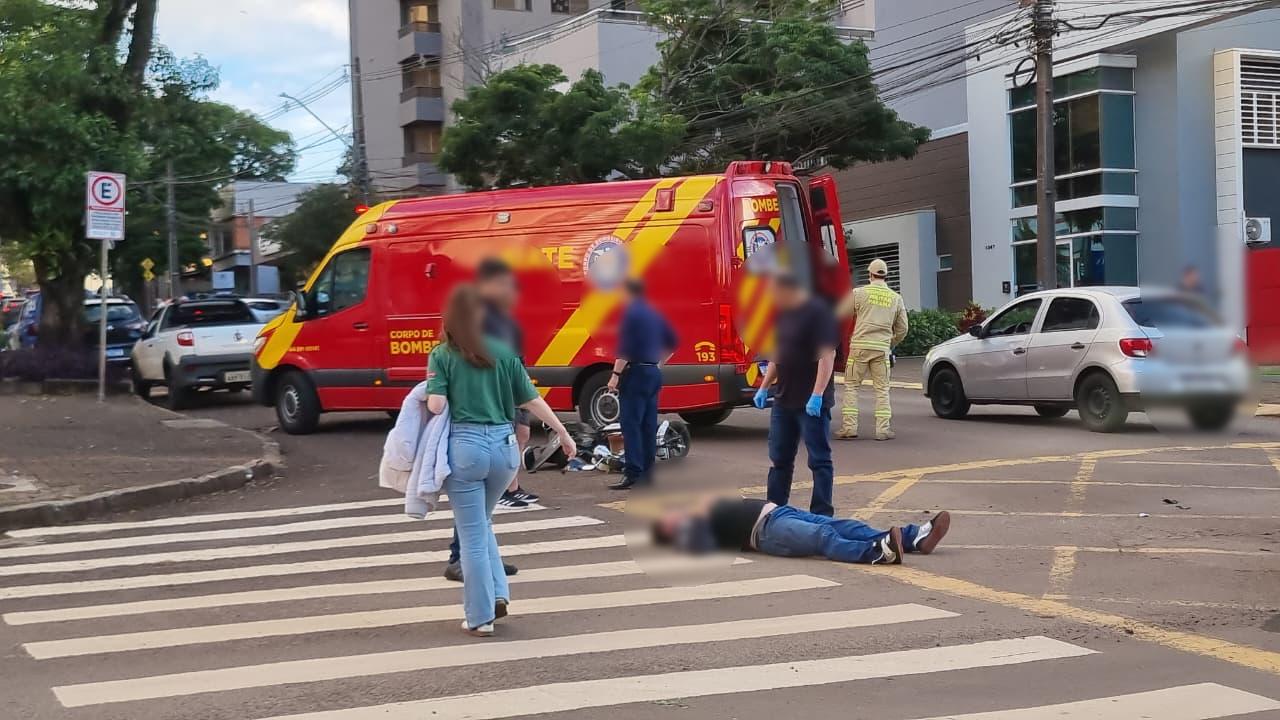 Acidente entre carro e moto elétrica é registrado em cruzamento perigoso no Centro