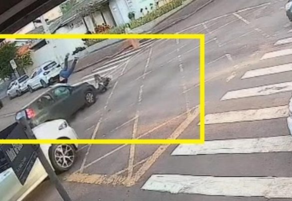 De moto elétrica, homem avança preferencial e acaba arremessado em colisão no Centro De moto elétrica, homem avança preferencial e acaba arremessado em colisão no Centro