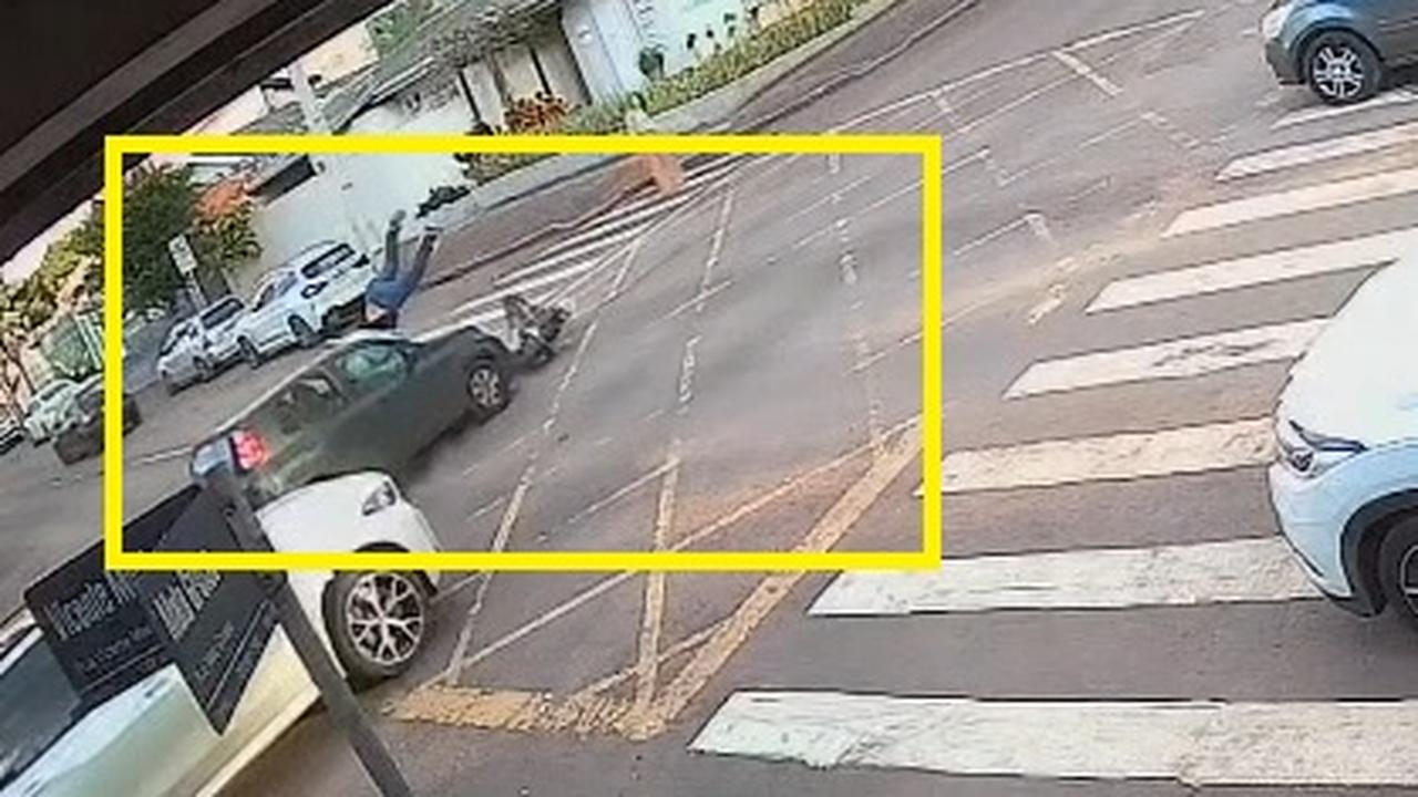 De moto elétrica, homem avança preferencial e acaba arremessado em colisão no Centro