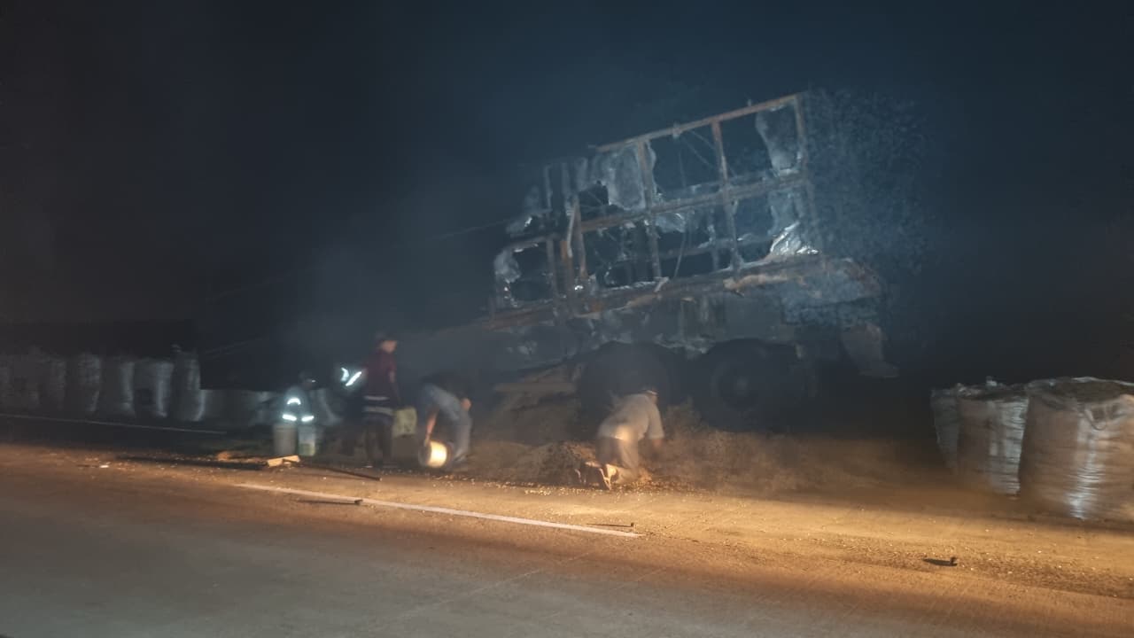 Semirreboque destruído por incêndio continua na BR-163 e mantém faixa interditada em Cascavel