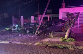 Carro desgovernado atinge poste e Corsa estacionado em forte colisão e deixa moradores sem energia em Cascavel