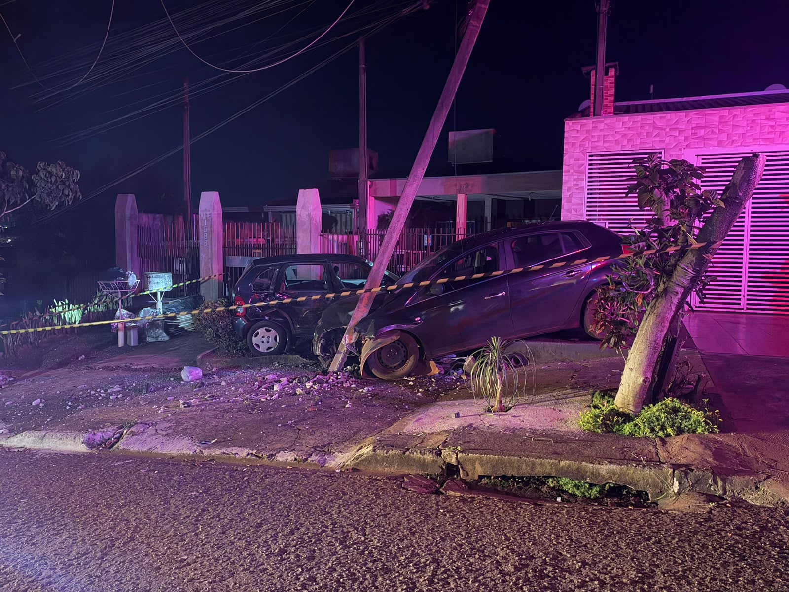 Carro desgovernado atinge poste e Corsa estacionado em forte colisão e deixa moradores sem energia em Cascavel