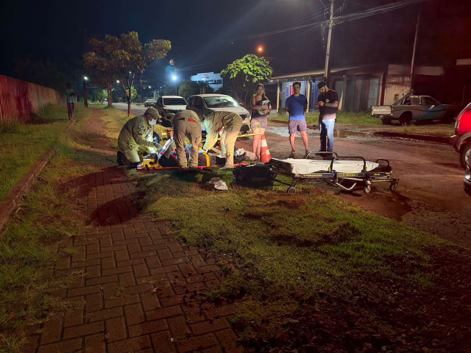 Motoboy cai em buraco durante entrega e acaba ferido em acidente em Cascavel