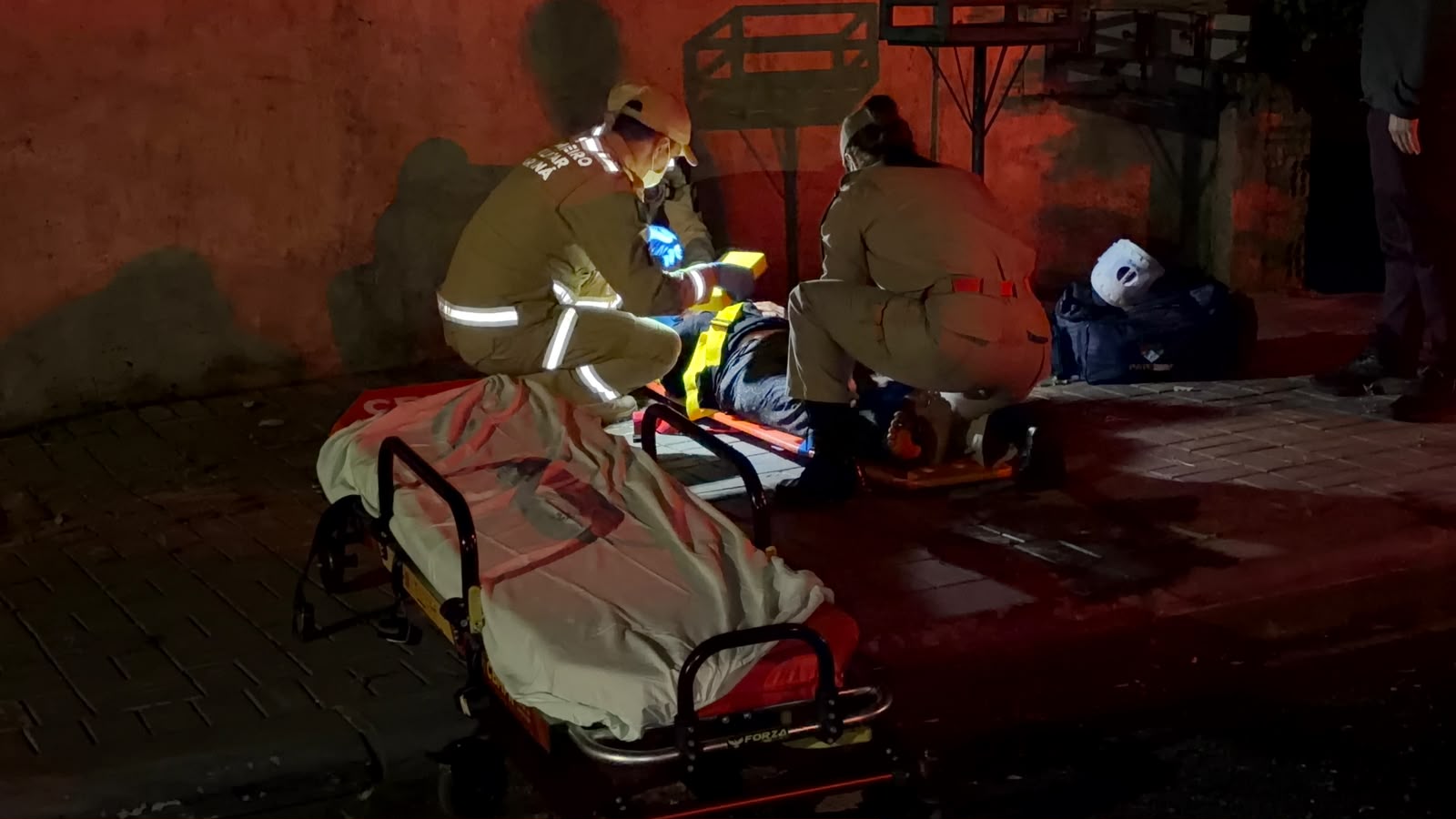 Mulher cai de 4 metros em córrego e é resgatada por popular na região da Neva