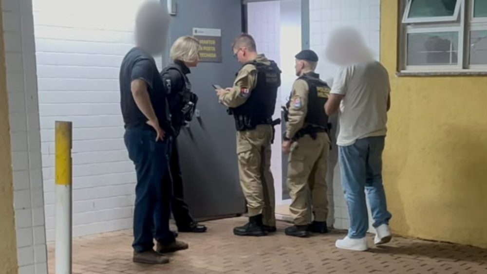 Homem de 39 anos é levado à delegacia após quebrar objetos da companheira no Centro de Cascavel Imagem referente a Homem de 39 anos é levado à delegacia após quebrar objetos da companheira no Centro de Cascavel