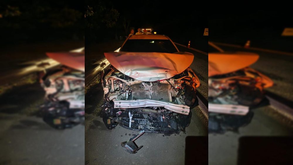 Colisão traseira entre Corolla e Compass deixa motorista ferido na PR-323 Imagem referente a Colisão traseira entre Corolla e Compass deixa motorista ferido na PR-323