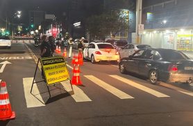 Blitz em duas regiões de Cascavel registra 134 infrações e três prisões por embriaguez