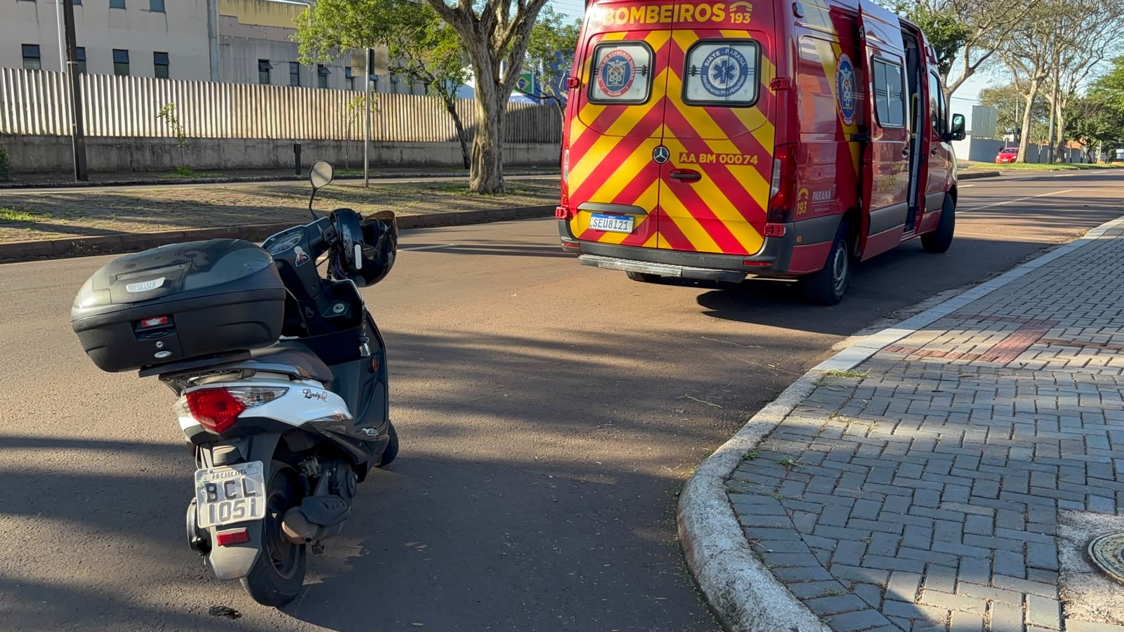 Carro e moto se envolvem em colisão na Avenida Rocha Pombo