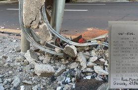 Homem é detido por embriaguez após bater Gol em poste no Centro de Cascavel