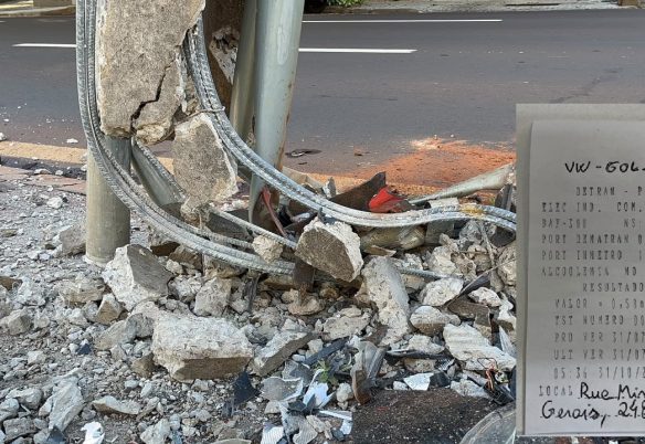 Homem é detido por embriaguez após bater Gol em poste no Centro de Cascavel