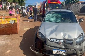 Forte colisão entre Fiat Strada e moto deixa jovem ferido no Bairro Interlagos