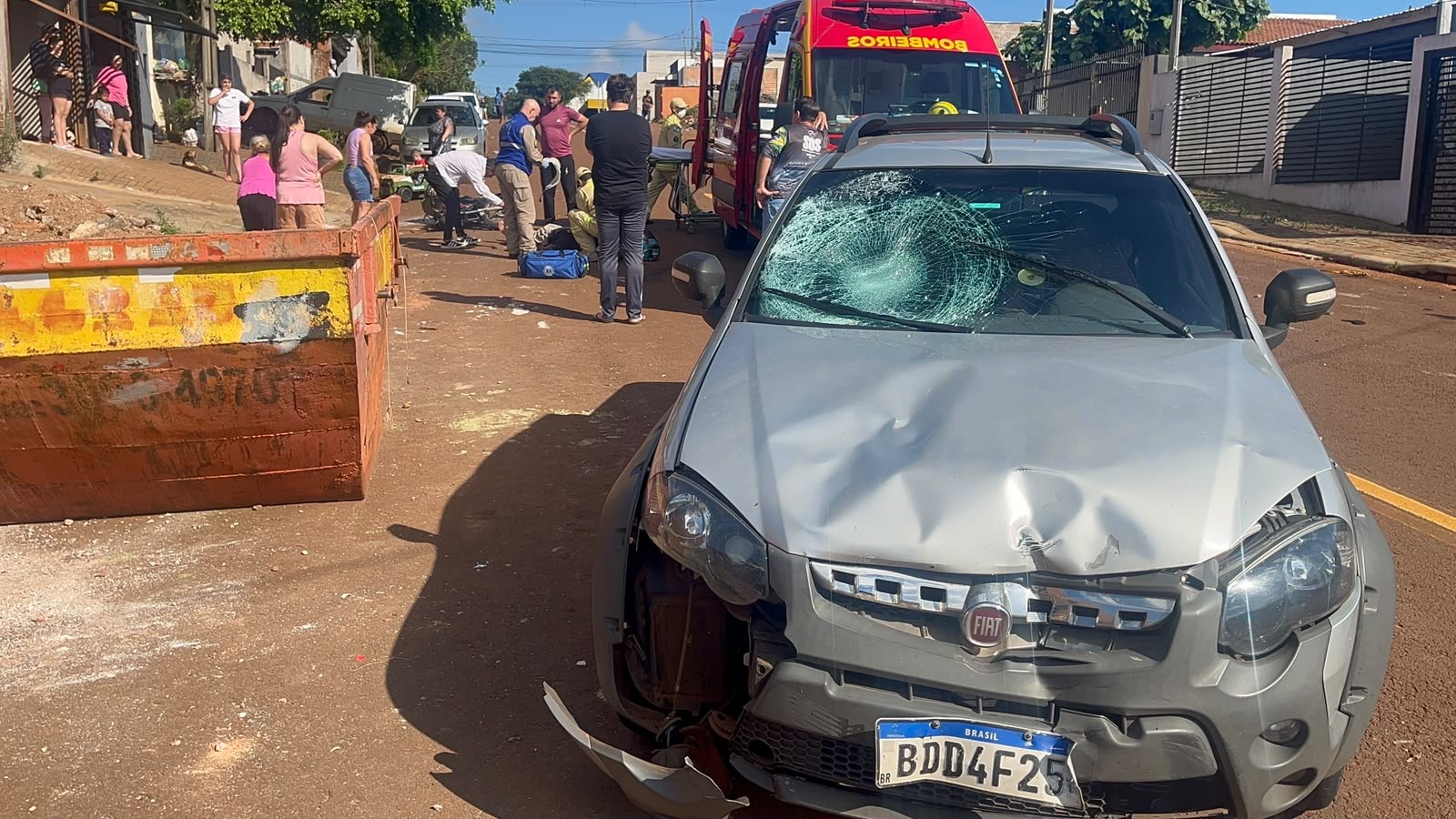 Forte colisão entre Fiat Strada e moto deixa jovem ferido no Bairro Interlagos