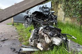 Motorista de 28 anos fica ferido após carro derrubar poste no Boqueirão, em Curitiba