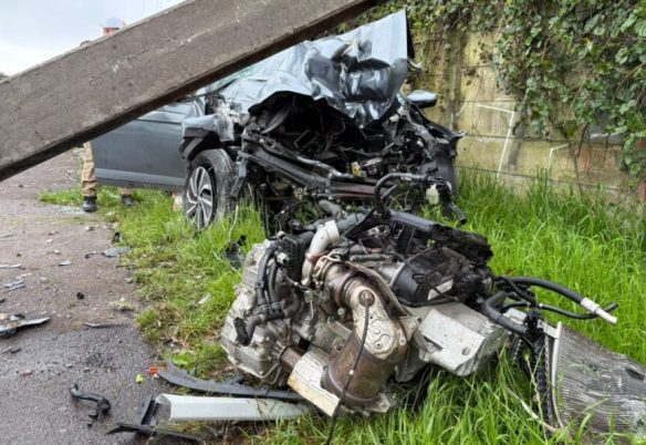 Motorista de 28 anos fica ferido após carro derrubar poste no Boqueirão, em Curitiba