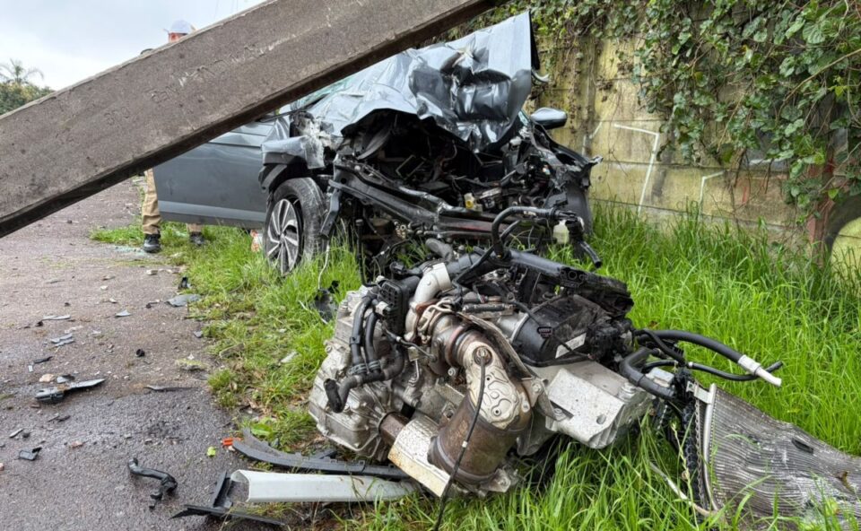 Imagem referente a Motorista de 28 anos fica ferido após carro derrubar poste no Boqueirão, em Curitiba
