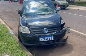 Carro tomba na Avenida Tancredo Neves