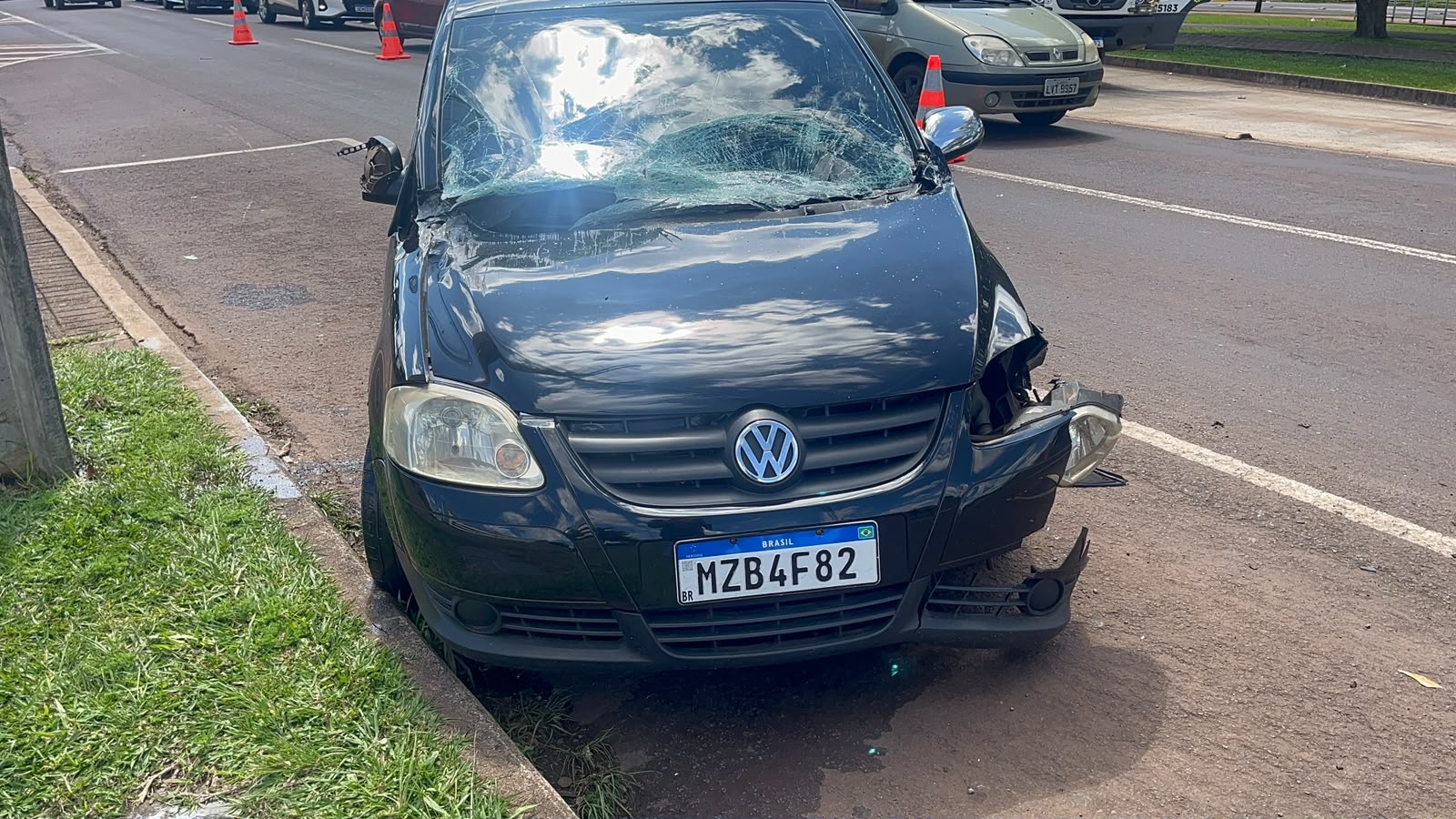 Carro tomba na Avenida Tancredo Neves