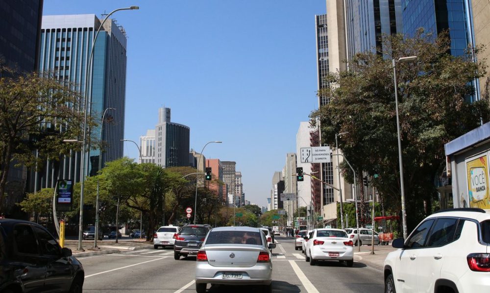 Imagem referente a Economistas propõem taxar ricos em vez de cortar gastos sociais