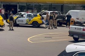 Dupla é flagrada furtando costelas e vinho, tenta agredir segurança e acaba detida em Cascavel Dupla é flagrada furtando costelas e vinho, tenta agredir segurança e acaba detida em Cascavel