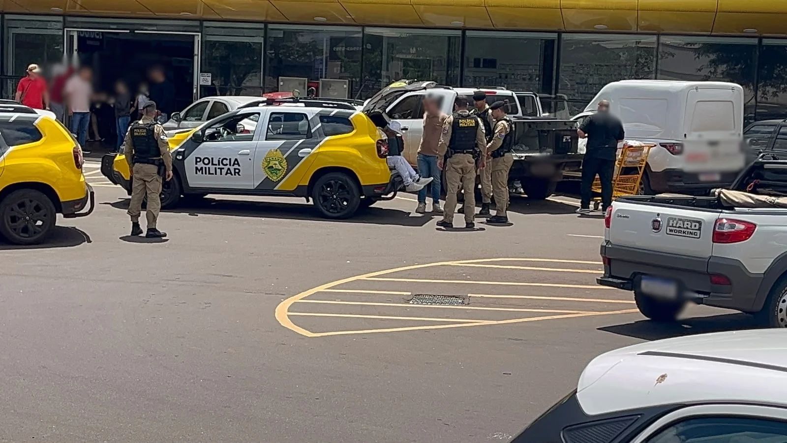 Dupla é flagrada furtando costelas e vinho, tenta agredir segurança e acaba detida em Cascavel