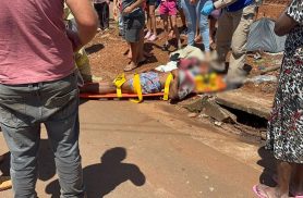 Colisão entre moto e carro deixa jovem com cortes e sangramento no rosto no Bairro Interlagos Colisão entre moto e carro deixa jovem com cortes e sangramento no rosto no Bairro Interlagos