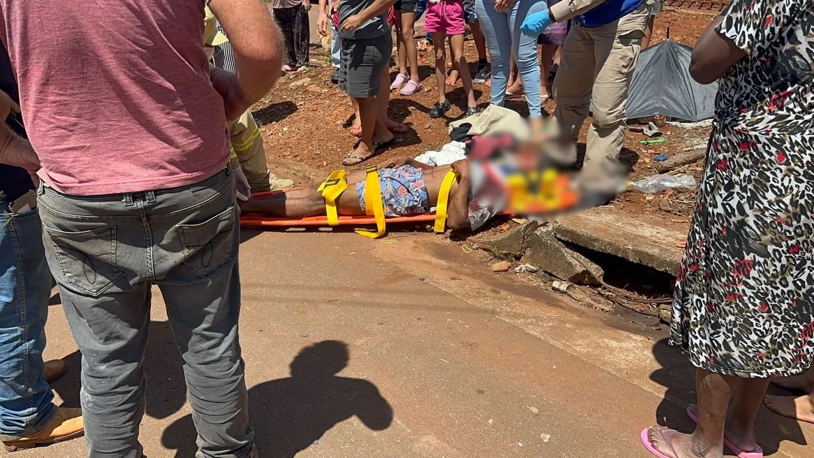 Colisão entre moto e carro deixa jovem com cortes e sangramento no rosto no Bairro Interlagos
